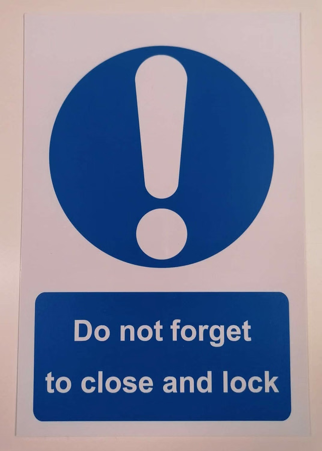 Picture of Do not forget to close the lock safety sign - Self adhesive sticker 200mm x 150mm